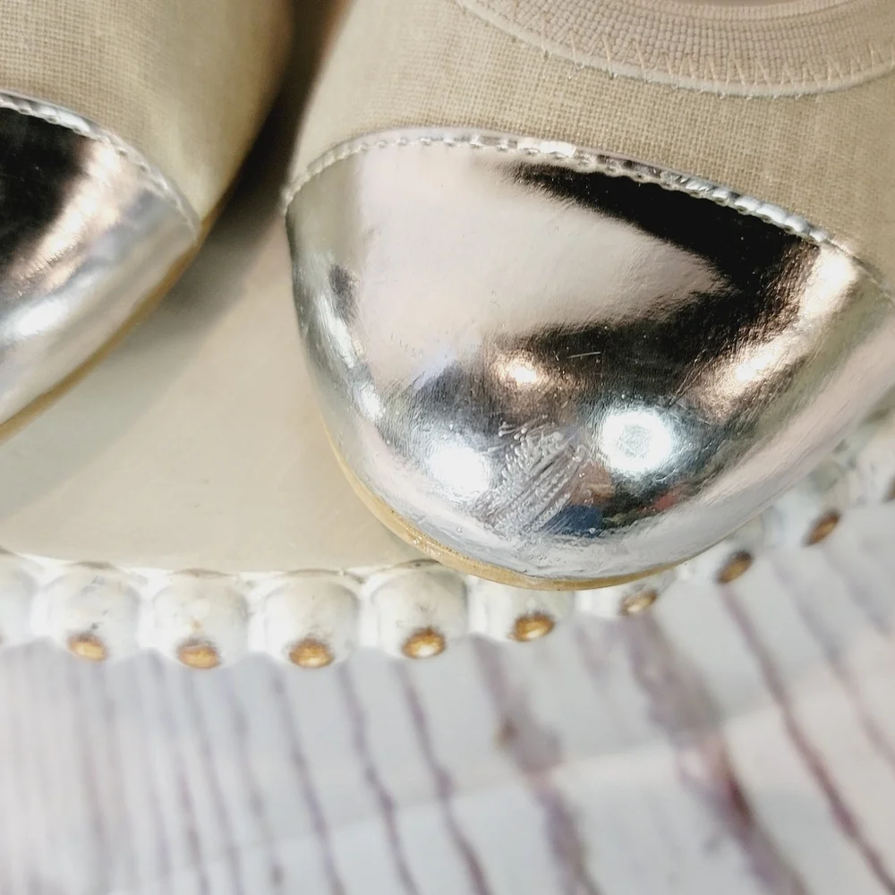 Dana Buchman DB Darby Silver Tan/Cream Fabric Silver Capped Toe Shoe Size 8.5M